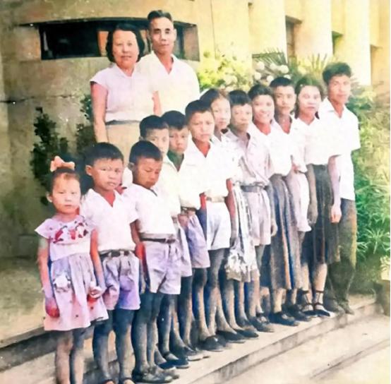 1961年，开国中将吴信泉与妻子及12个孩子一起拍下了这张全家福，吴将军一生只娶