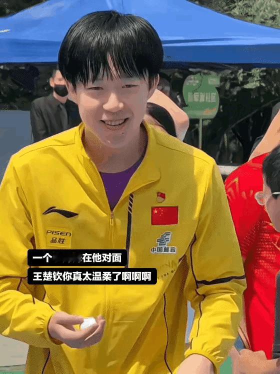 大头穿得太厚了，太阳晒得太厉害了，但头发已经被汗水湿透的大头还在笑呵呵地和小妹在