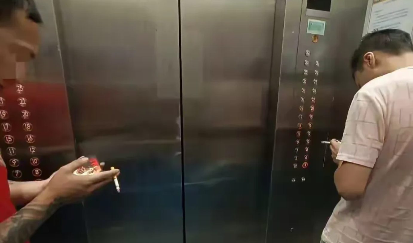 谁给的权力？一民工给业主搬货，下楼时在电梯里抽烟，结果被巡逻的保安看到，要对民工