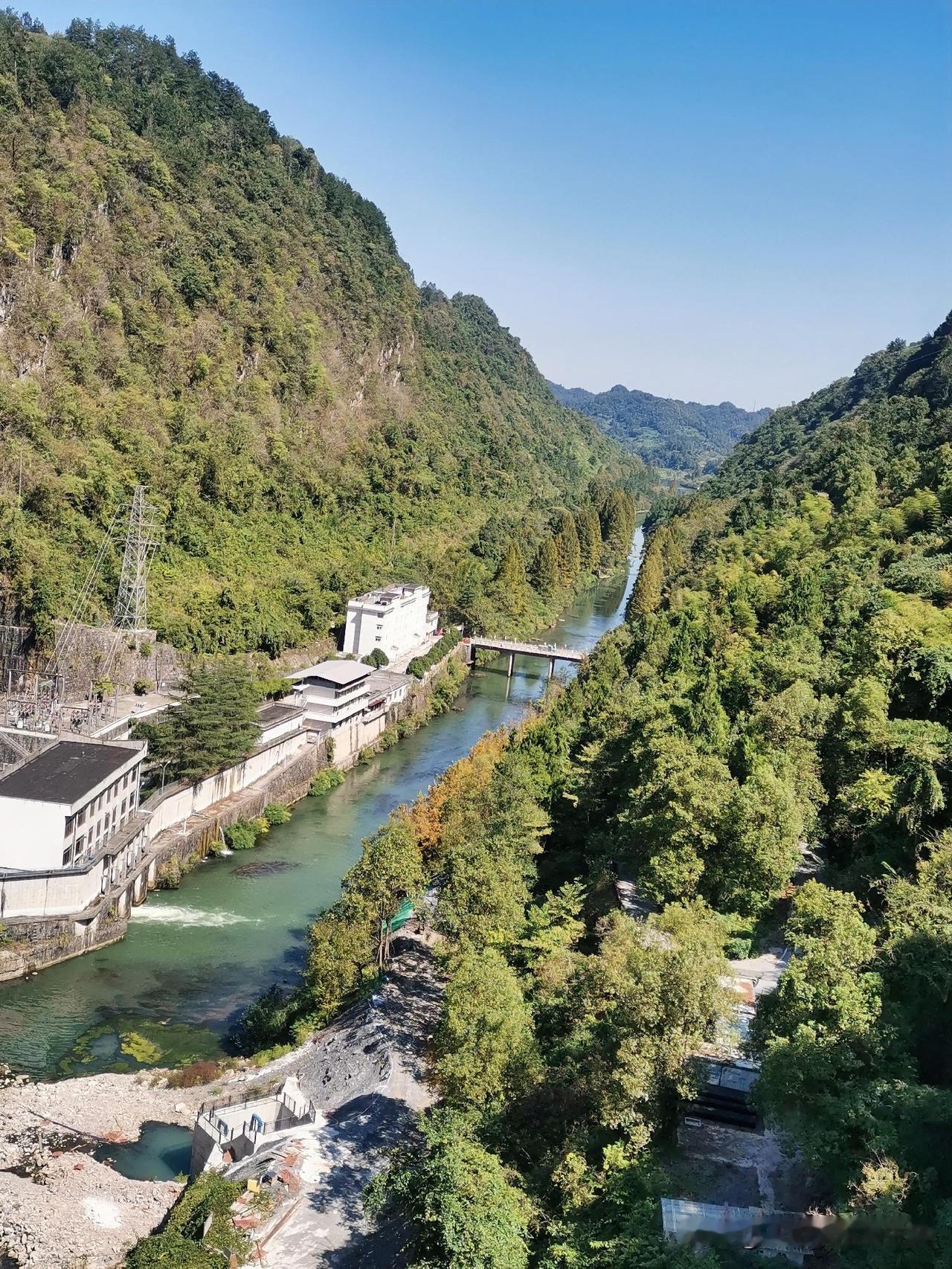 湘西秘境，长潭岗长潭岗位于湘西凤凰县沱江上游，是一处依托长潭岗水库而建的国家