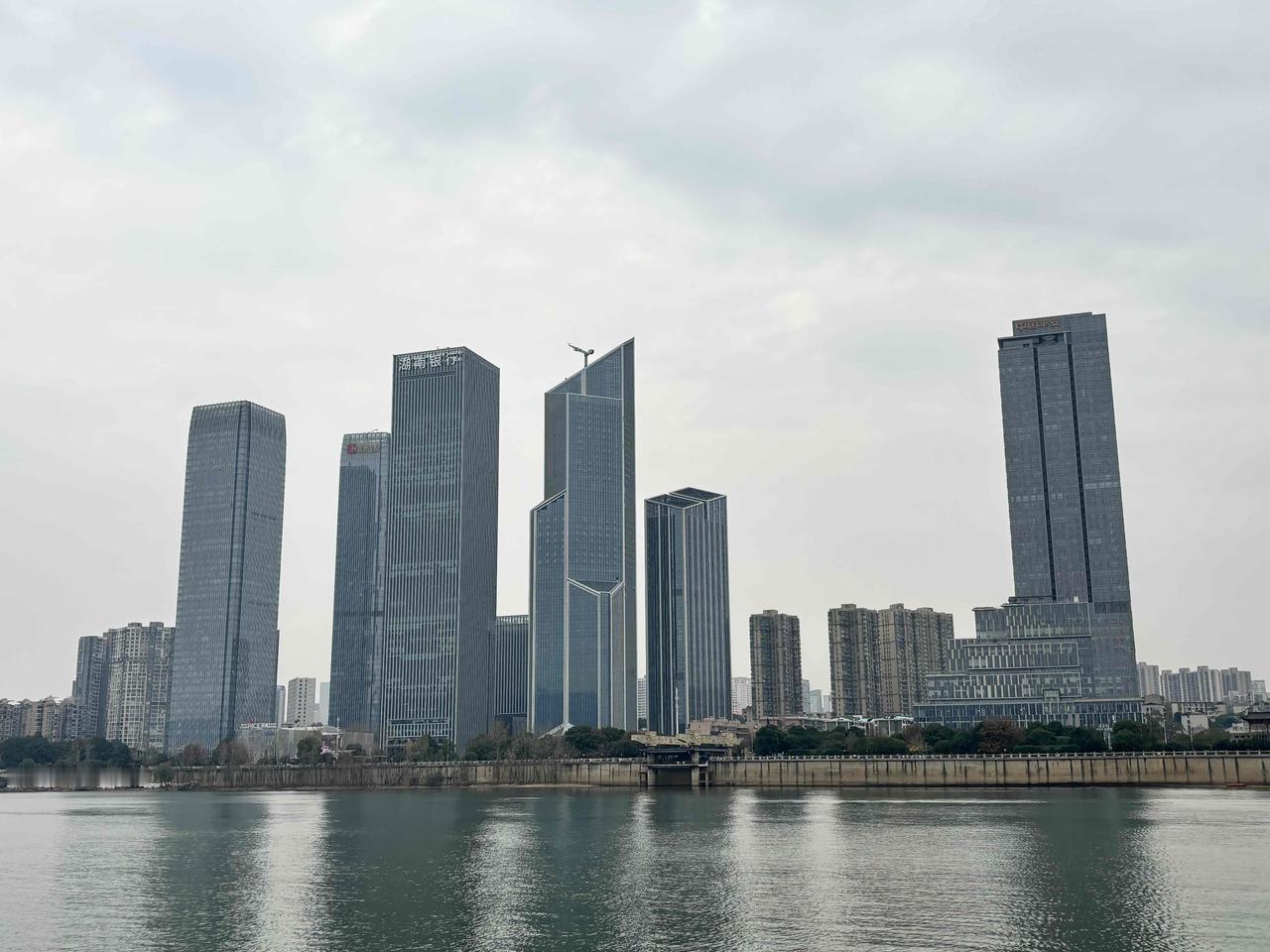 有人说，去酒店前台直接问某某人住哪个房间，前台是不会说的。但如果你说补一张房卡，