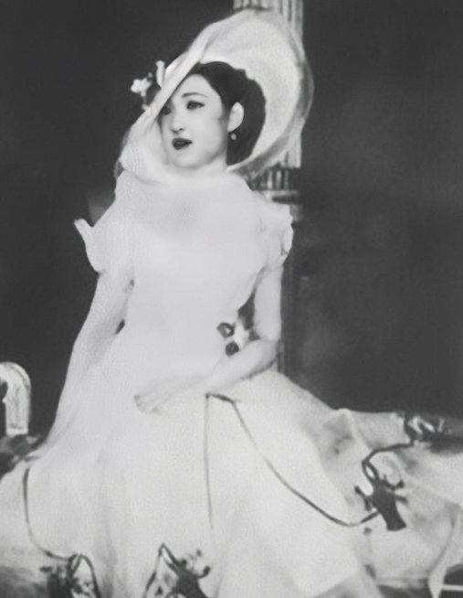 张学良痴迷一生的赵一荻有多美？16岁时在香山留影，美若天仙！1928年秋天，