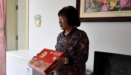 1987年，内蒙1男生考上大学，向女老师报喜，女老师高兴的从兜里掏出20