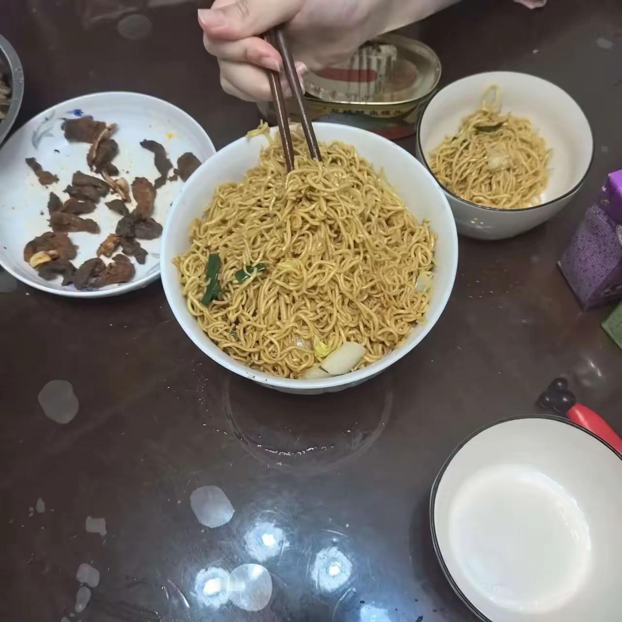 浙江诸暨这件事，看完心里五味杂陈。三姐弟独自在家，爸爸临时外出，奶奶在外做护工补