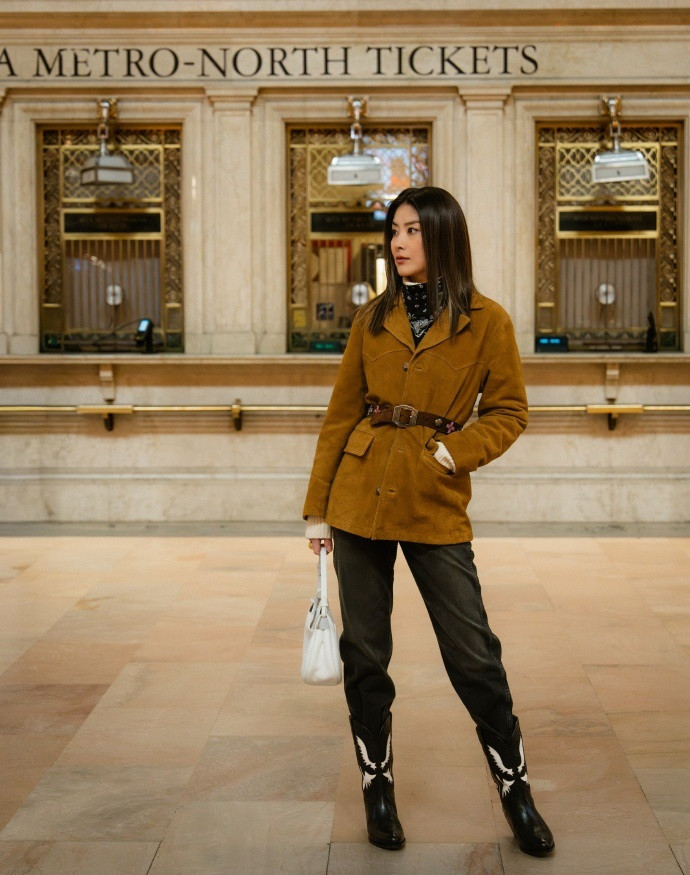 陈慧琳现身纽约，她这次走复古时尚风路线，看起来格外的潇洒。陈慧琳里面穿黑色的