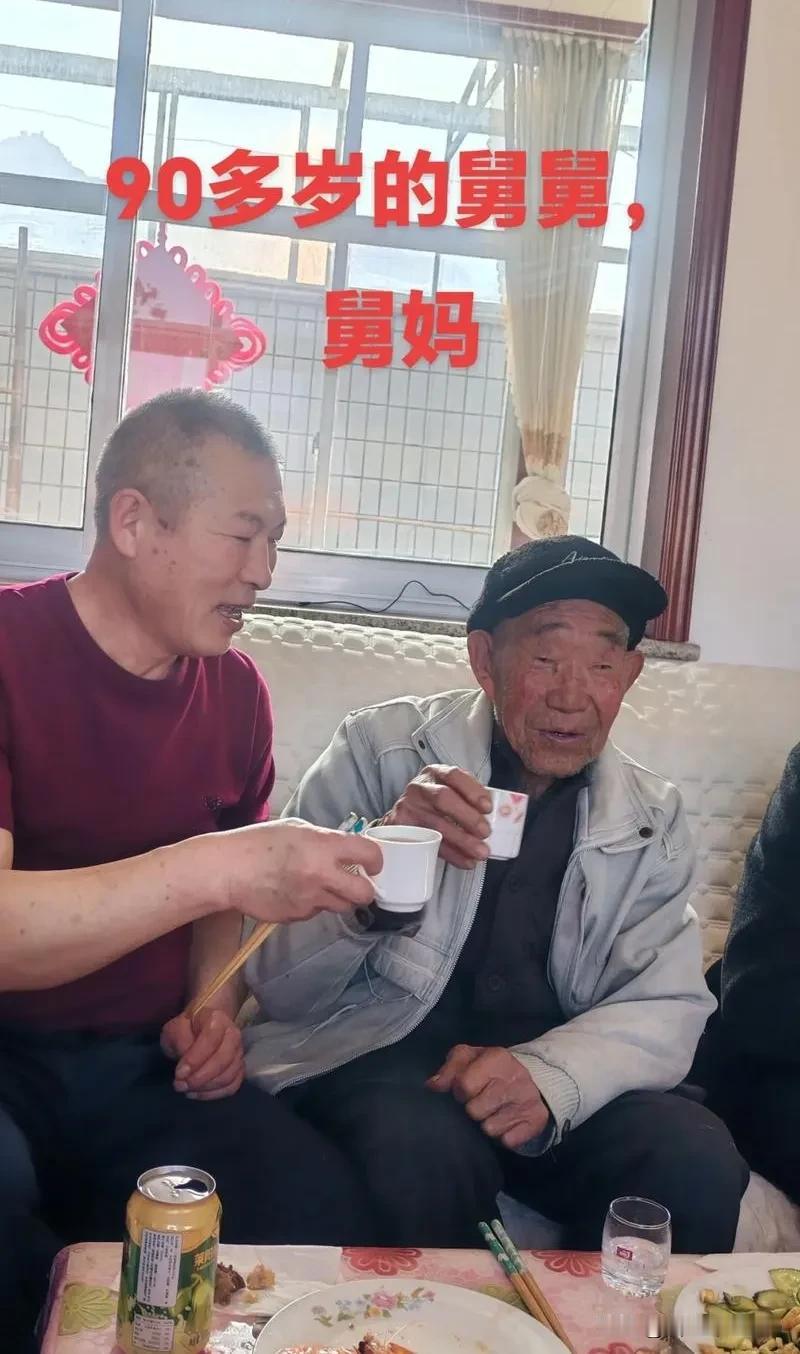 男子去舅舅家拜年，吃完饭舅舅含泪对他说：“明年别来了，没人做饭，你舅妈年纪大了干