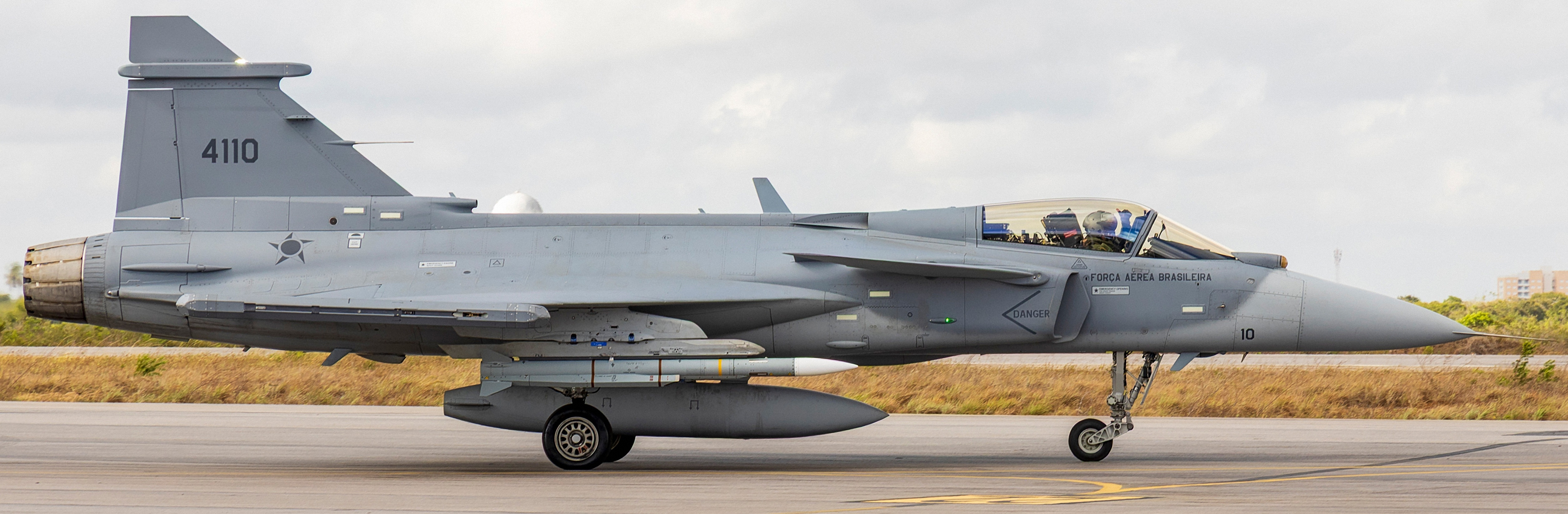 高分辨率图像近日的巴西JAS39，挂载流星实弹（弹体表面的棕色和黄色圈代表实弹