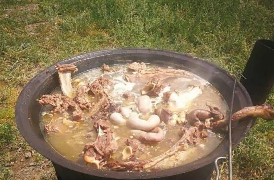为什么内蒙古大草原的当地人，更偏爱煮羊肉而非烤羊肉？一位内蒙古的牧民表示，牛羊都