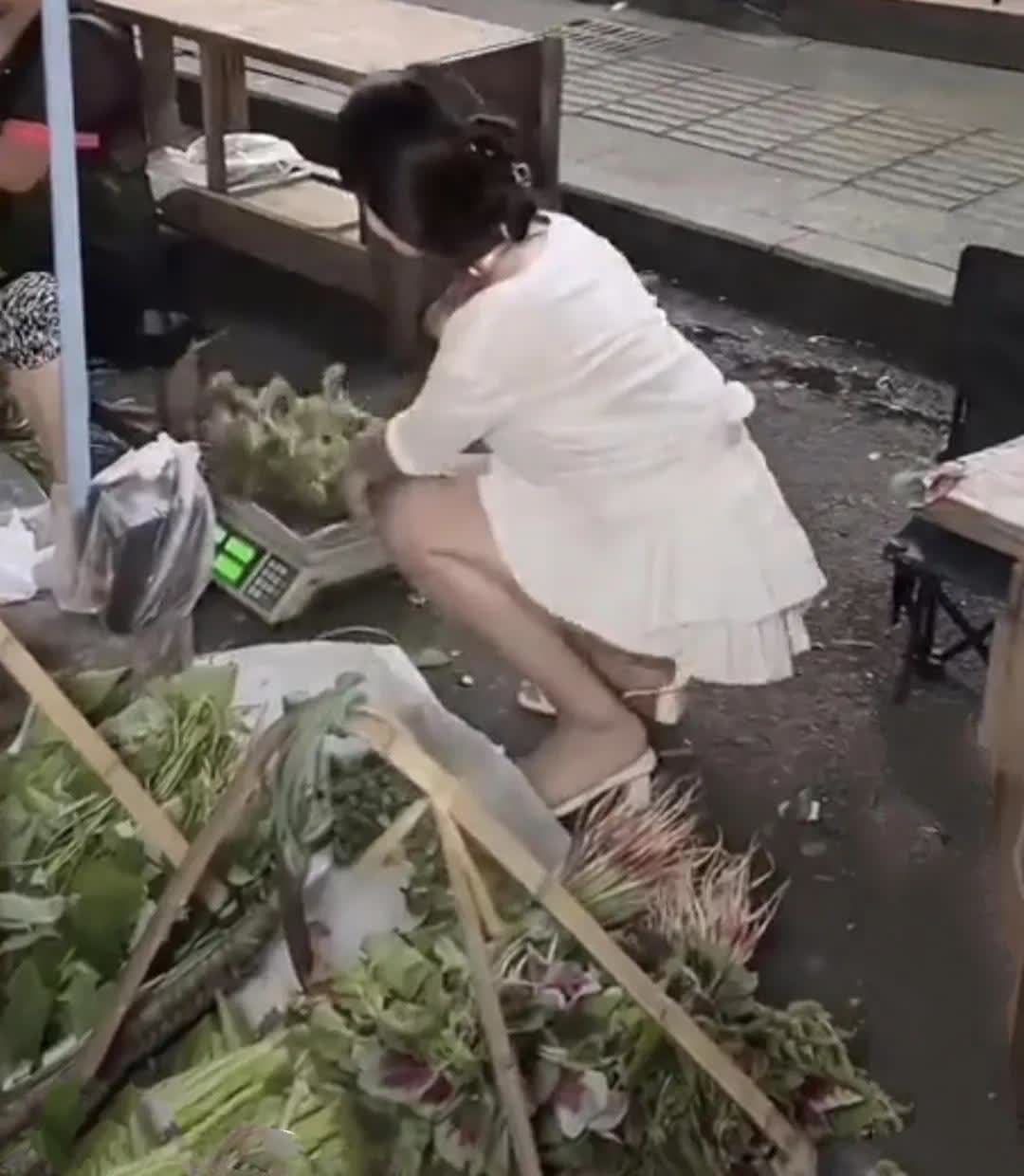 今天店里来了个买菜的女子，她蹲下身子挑菜。这一蹲，让我想起之前在新闻里看到的类似