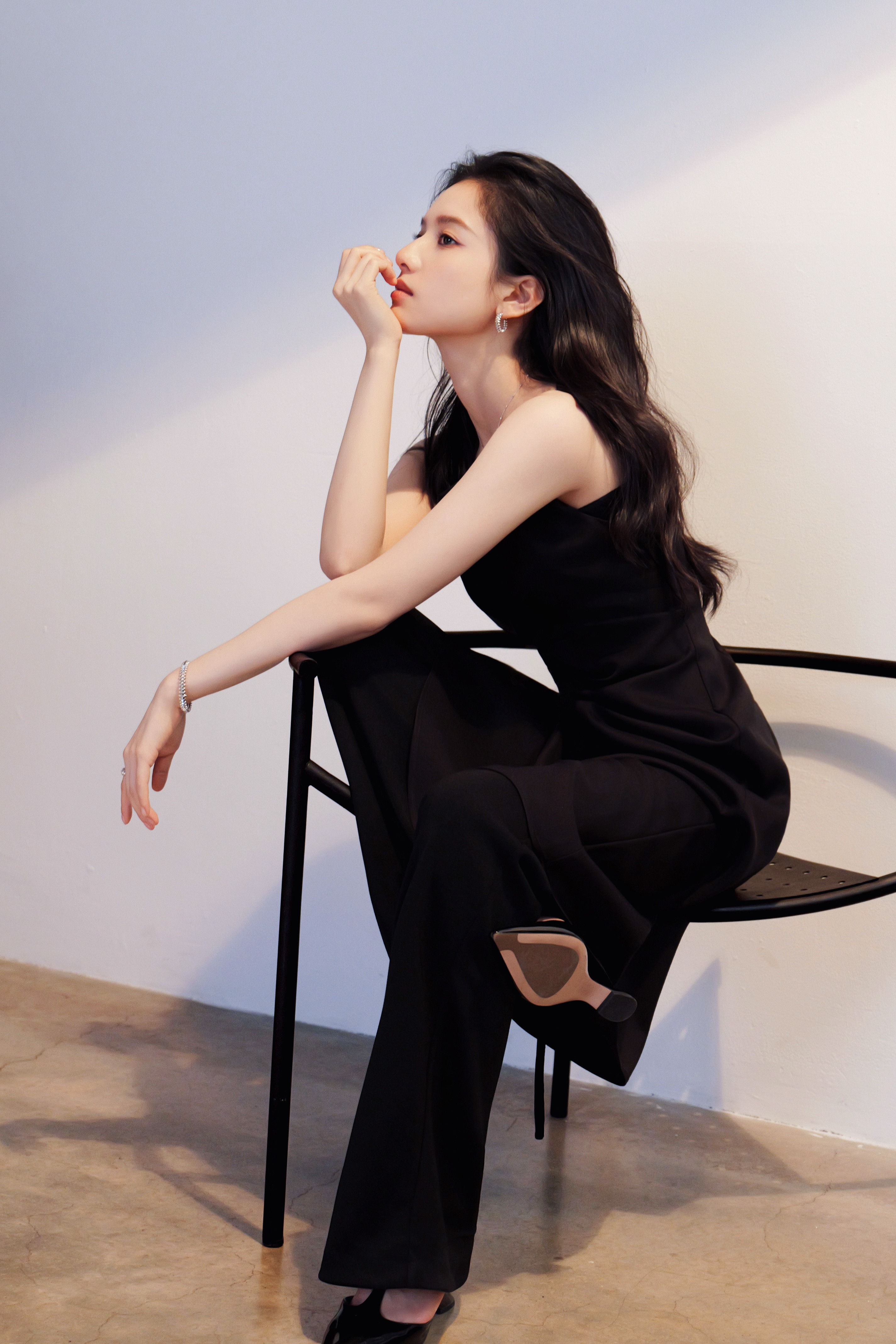 👠张婧仪确实耀眼张婧仪拍了iu照镜子名场面