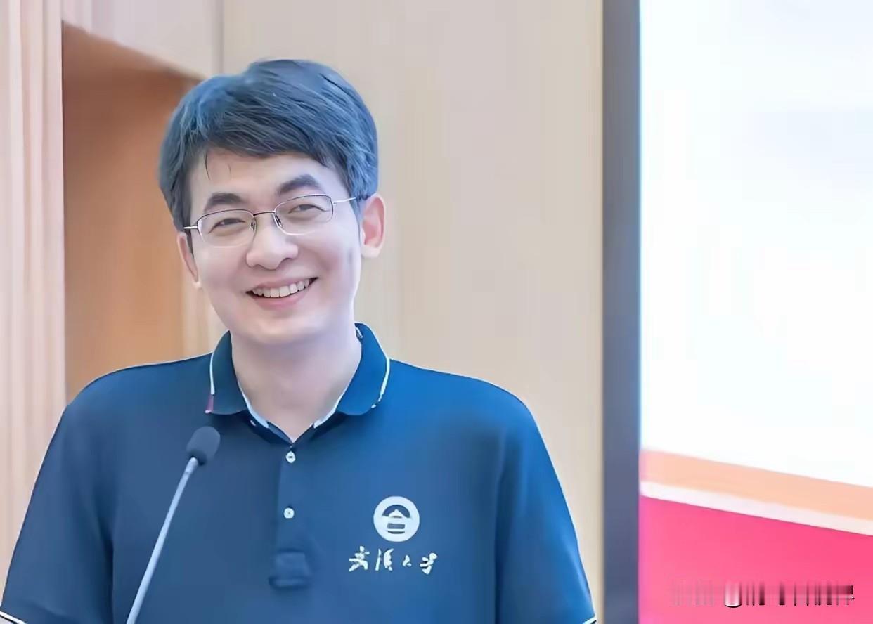 武汉大学的付磊教授，年轻时妥妥是个大帅哥，整个人温文尔雅的，笑起来眉眼弯弯的，亲