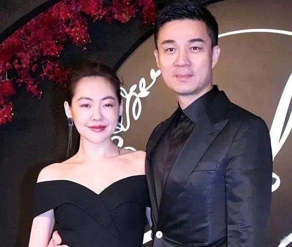 大S去世后，许雅钧性情大变，开始回归家庭关心小S。但近期小S在韩国被粉丝偶遇，具