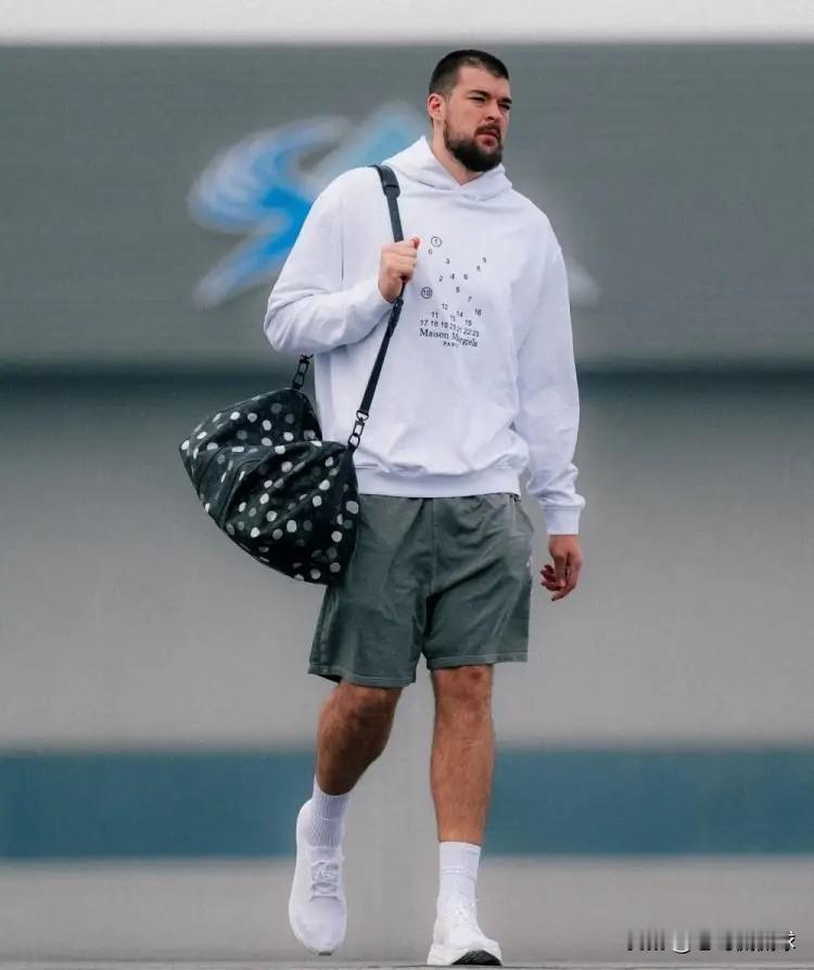 快船队记LawMurray真是太杀人诛心了！在今天快船主场迎战魔术的比赛中，快