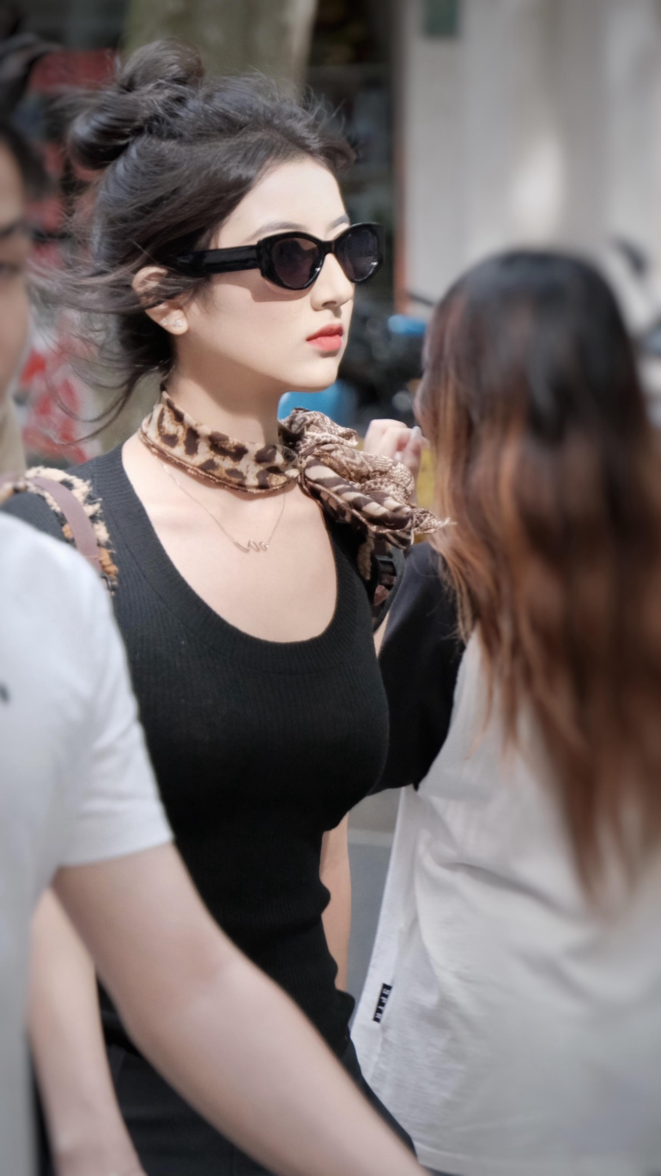 上海街拍。是从故事里走出来的女孩！