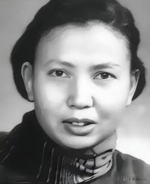1941年，21岁的女战士莫林被活埋前，敌人竟突然问：“你认识莫林吗？”莫林一听