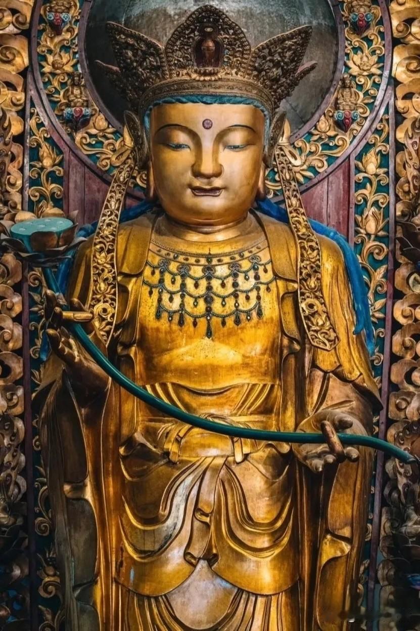 龙华寺西方三圣｜一眼千年的庄严与慈悲🙏踏入上海龙华寺，西方三圣殿里的三尊