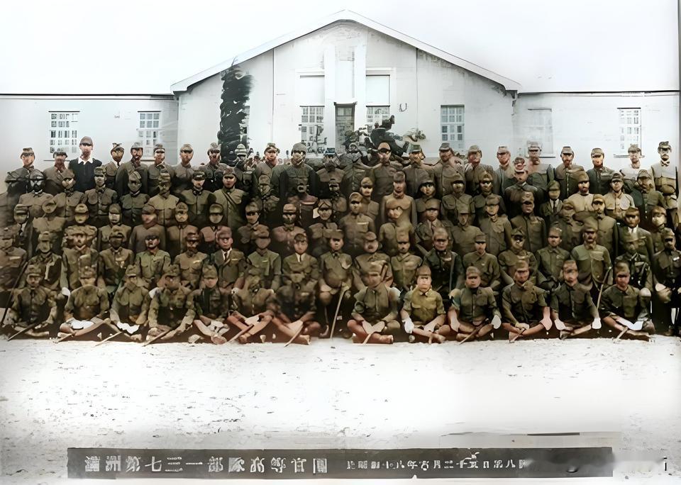 这张老照片就是日本关东军第七三一部队那帮高等官的合影，1942年拍的，妥妥是他们