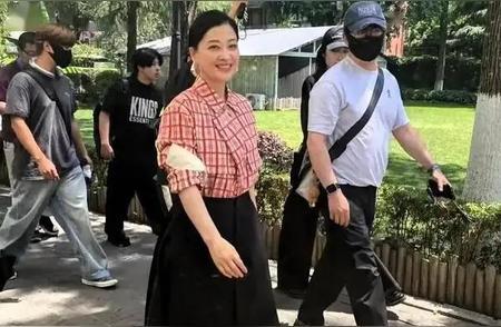 50岁梅婷南京被偶遇，这状态我直接跪了！家人们谁懂啊！娱乐圈又有大乐子啦！最近