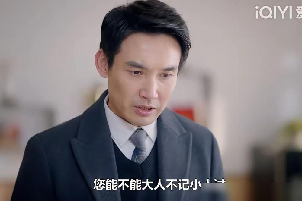 肖克明落泊，为求职到陈总家扛水，接小孩，遛狗。电视剧《不期而遇的生活》中，肖克明