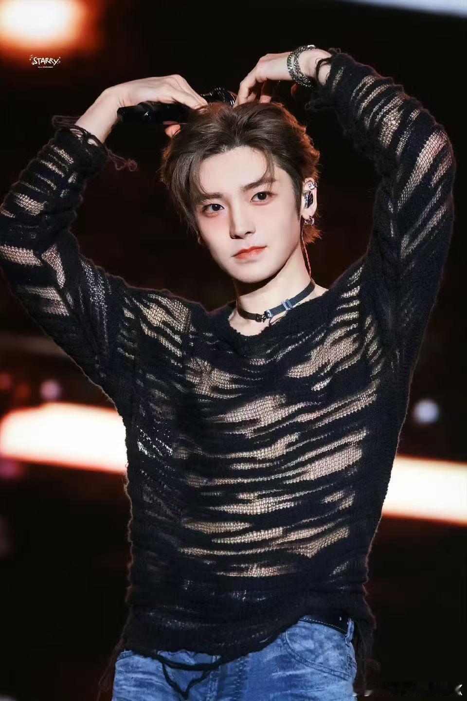 侯明昊简直是舞台上的闪耀星光！他的舞蹈和唱功都一流，完全不愧是全场的焦点，每一秒