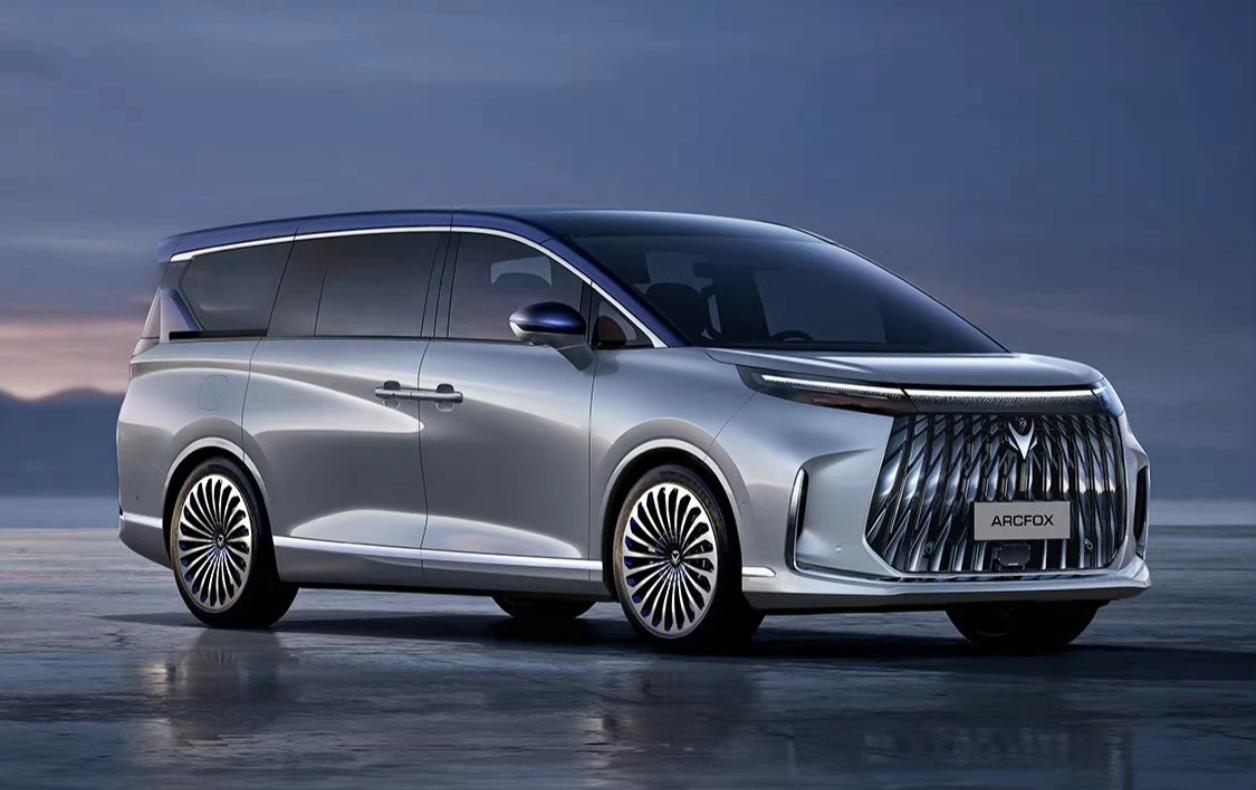 极狐全新MPV官图。车长5.3米，轴距3.2米，很长很大。搭载磁流变电磁悬架，这