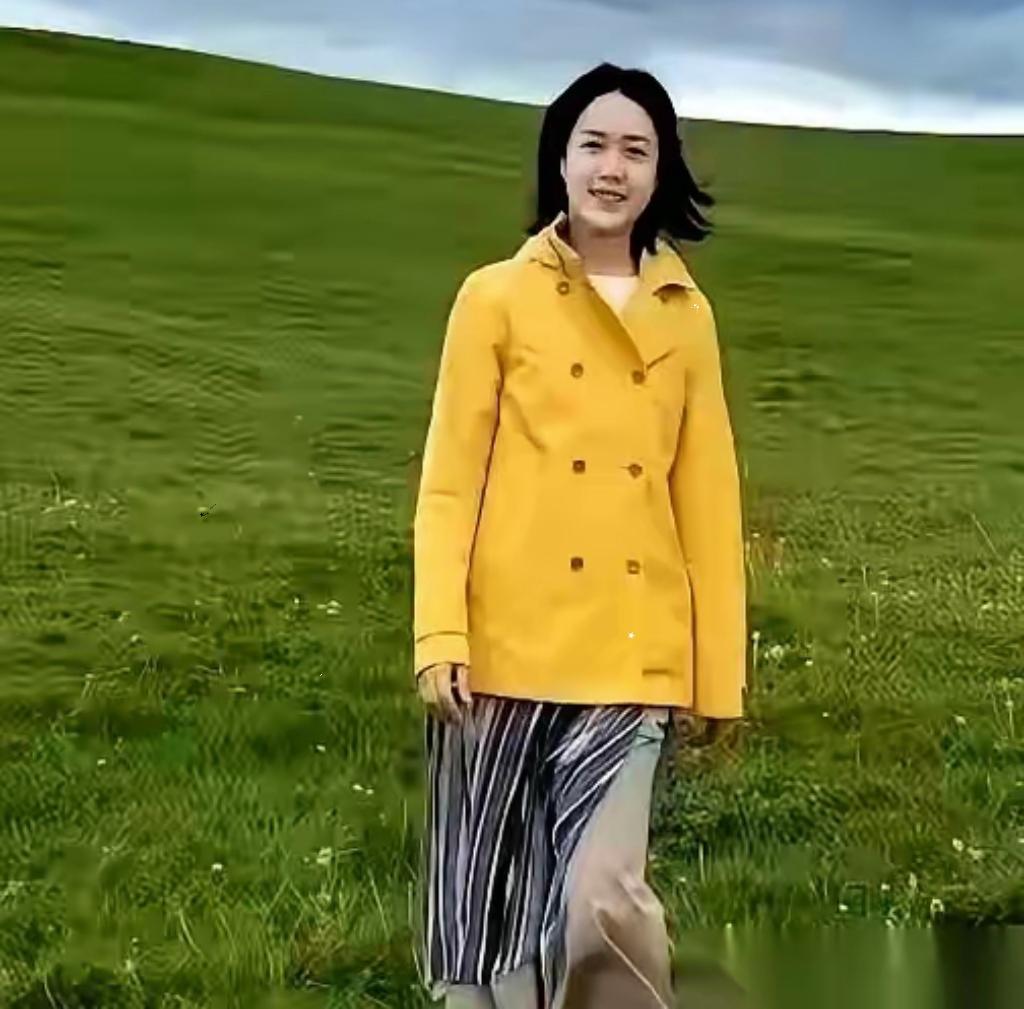 翁帆搬出清华园了。没争没抢，也没留下一儿半女。她就这么平静地带上老妈和侄女，
