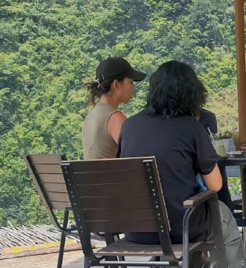 蔡少芬张晋带着三个孩子全家出动打卡贵州绝美瀑布咖啡，蔡少芬气色超好素颜...