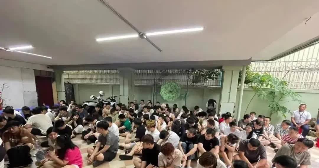 柬埔寨抓获的电诈分子。从穿着、外表和露在外面的皮肤看，感觉在那边一个个都过得很正