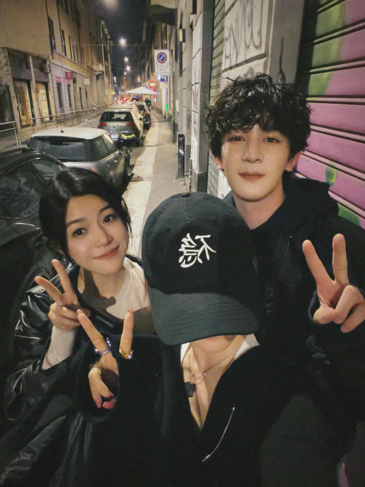 陈妍希米兰和夏之光聚会，戴帽子遮脸的人是谁啊？看打扮应该是位女士吧。不愿意露