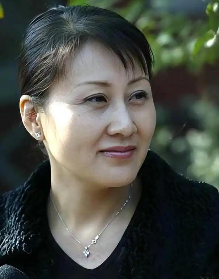 记者问张凯丽：“你退休后，会帮女儿带孩子吗？”张凯丽干脆利落：“不带，绝对不带。