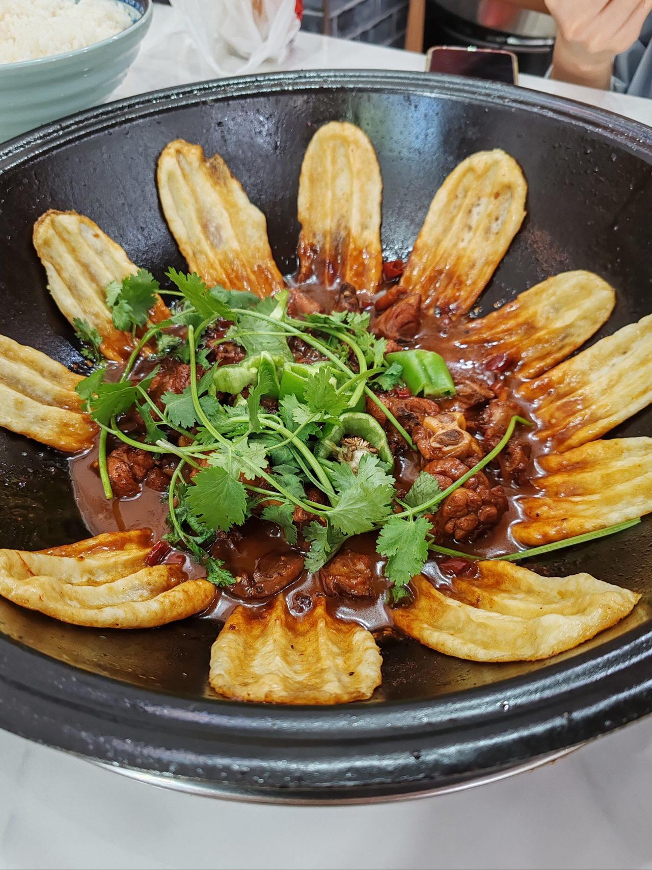 五一跟着儿子和儿媳出去逛，儿媳妇要在外边吃饭，我说不用在外边吃饭了，不好吃还花钱