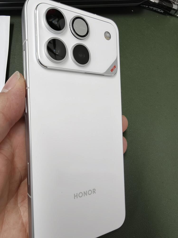 朋友最终没有抵挡住10000mAh青海湖电池和骁龙8E5芯片的诱惑，3499买了