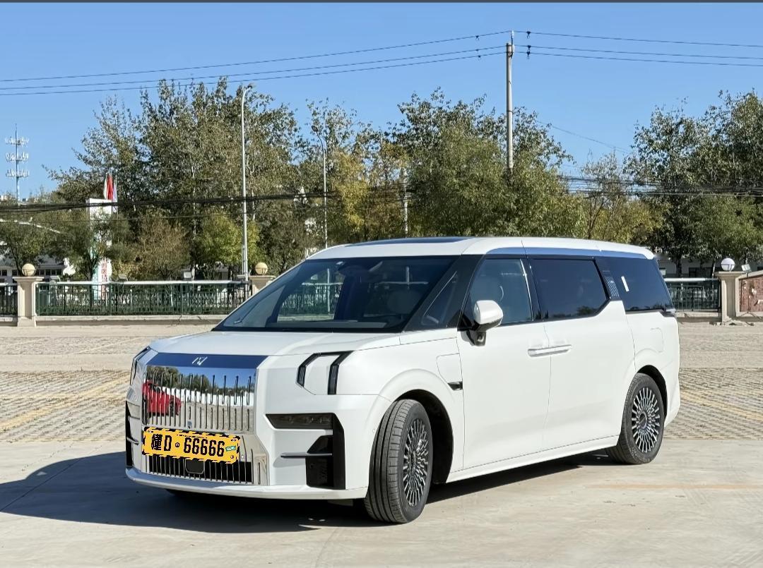 极氪009是吉利布局的高端新能源MPV，凭借高颜值，大空间，高配置俘获了不少有钱