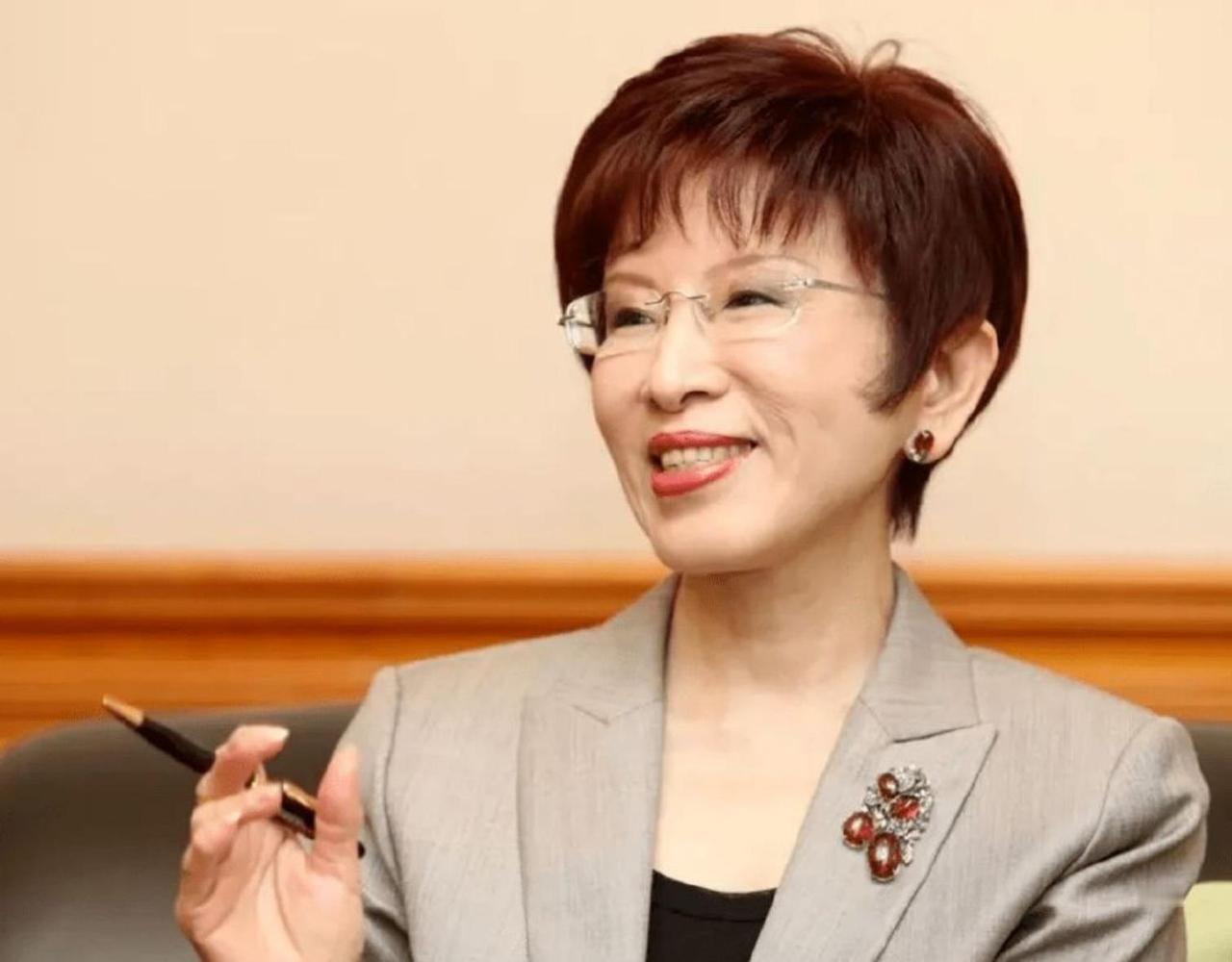 赖清德这回可是把“双标”玩出了新高度，嘴上喊着要带2300万人往前冲，转头却把亲