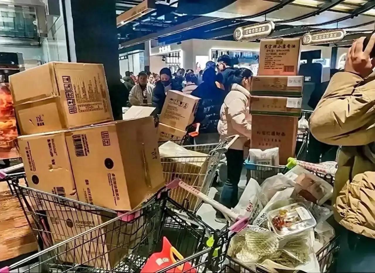 花5000买年货、花500寄回家：胖东来这一幕，戳穿了中国人过年的真相春节前