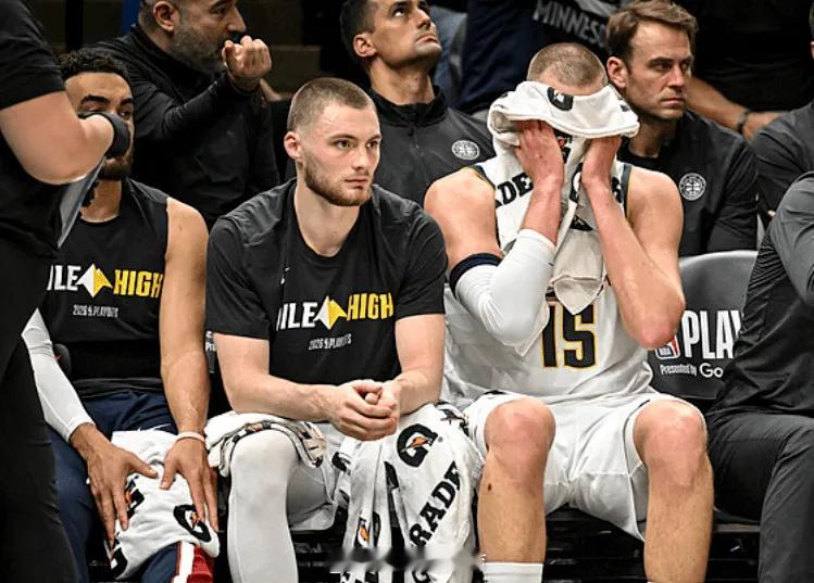 跌破眼镜！谁能料想，卫冕之师掘金竟在季后赛的烽烟之中，折戟于自身的进攻困局，交出