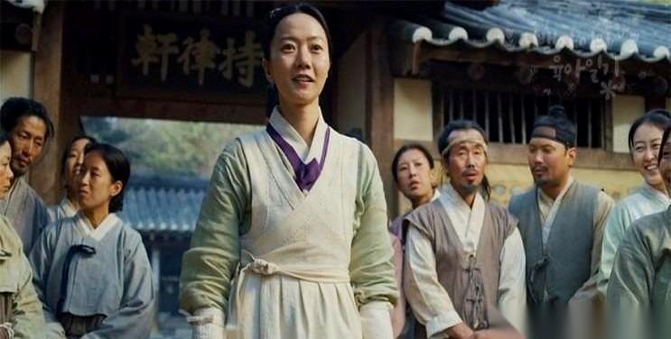 “活该！她手里的杯子差点没拿稳。”宫女们私下议论，可谁敢说出去？一个女人，凭