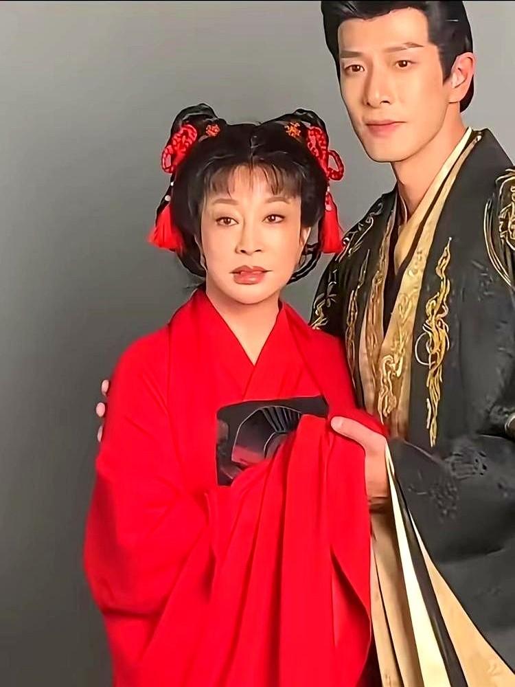 76岁的刘晓庆，又“炸”了。新拍的微短剧里演18岁少女，搭档小30岁的男演员