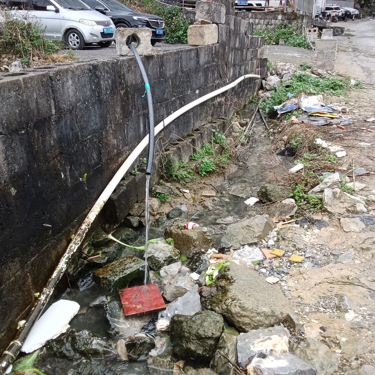 巴马村屯山泉水与下雨无关来到巴马以后，最初住的酒店是从民山引进的山泉水，因此
