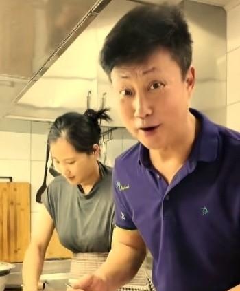 军旅歌唱家耿为华，被小14岁的第一任歌迷妻子骂“抠门”，转身她就嫁了富商。如今