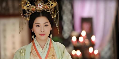 卫青32岁时，迎娶43岁已经三婚的寡妇平阳公主。洞房之夜，平阳公主坐在榻上，卫青