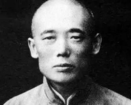慈禧身边的太监寇连材被五花大绑，押到菜市口刑场。临刑前，寇连材神色平静，他正了正