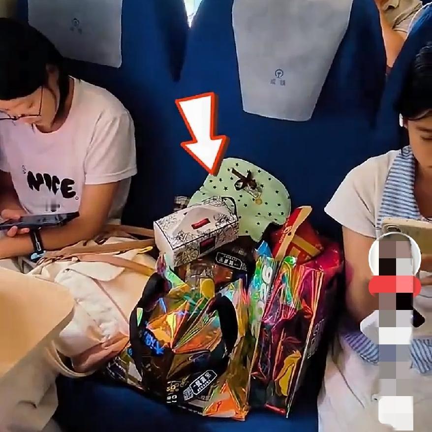 火车上多买一张票用来放东西，这件事撕开了很多人的认知分歧。两个女生花钱购入三个
