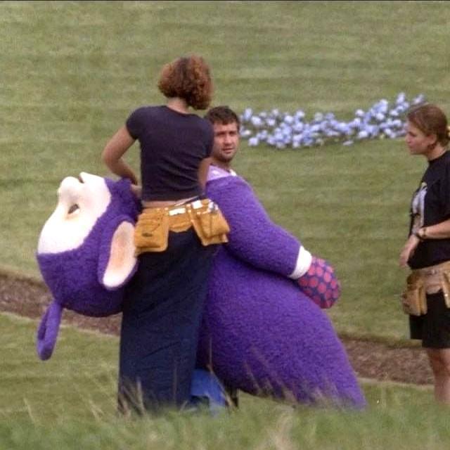 3米皮套里，他活活冻死在街头凌晨3℃，利物浦码头。曾穿27公斤“丁丁