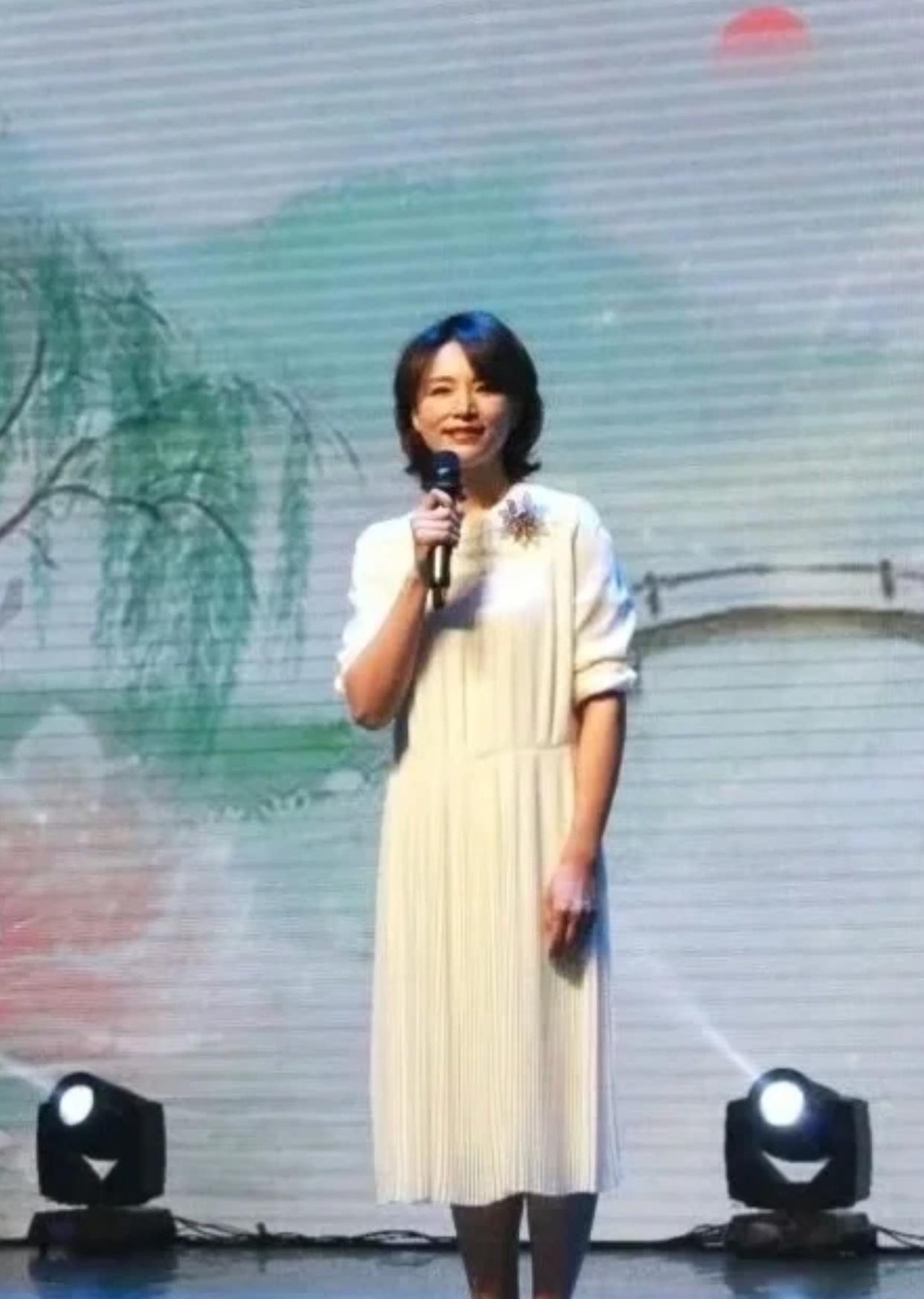 董卿再次登舞台，我看哭了她不是为自己，而是给11岁儿子做“打辅助”的妈妈身份，