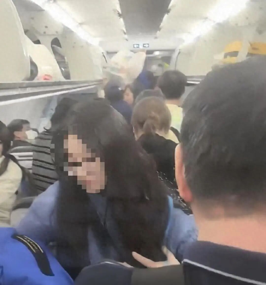 惊魂一刻！乘客误报飞机爆炸险情引骚动