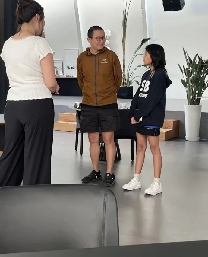 偶遇了梅婷老公和她的女儿。梅婷女儿颜值真的挺高的，简直和妈妈长得一模一样，这长大