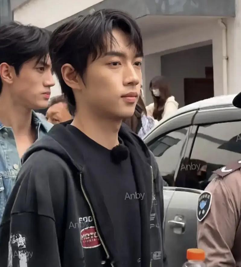 郭敬明就是郭敬明这选秀路透的图，咋和之前看到硬照的完全不一样啊