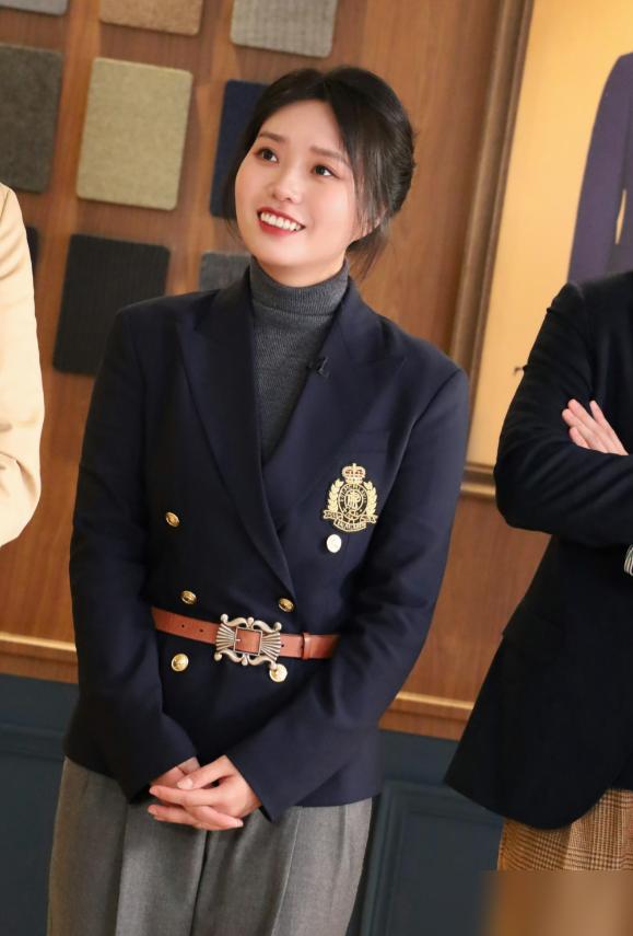 北大才女李雪琴，身家千万却自曝在大四割腕，纽约的天空对她来说竟然“只有一条缝”。