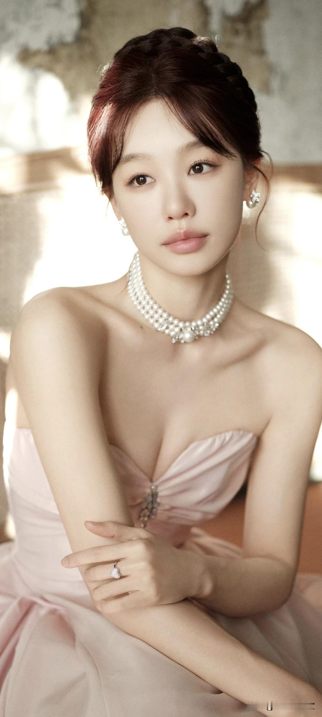 徐梦洁壁纸～抹胸纱裙与精致编发，美成童话里的公主。✨​